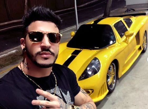 Nas redes sociais, Michel posava mostrando o corpo e ao lado de carros de luxo