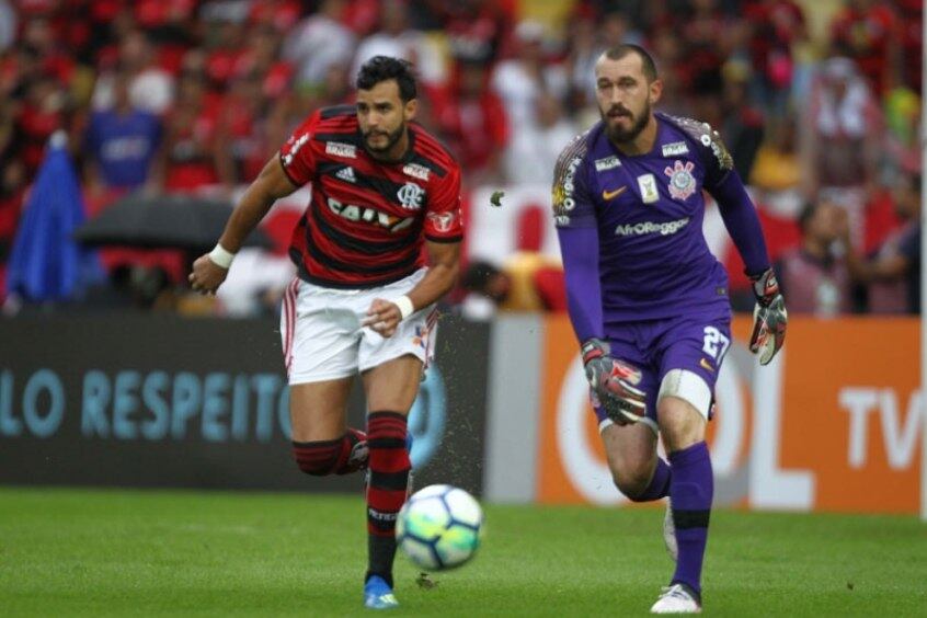 Henrique Dourado (esq.) e Walter (dir).: Corinthians perdeu por 1 a 0 para o Flamengo