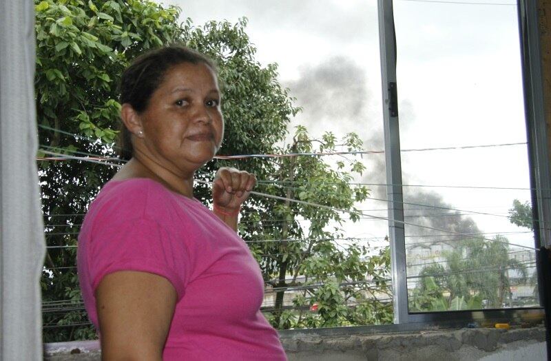 Maria de Selma, dona de casa, já saiu da própria casa seis vezes desde quinta-feira (2). No dia da visita do R7, ela só abriu a janela para mostrar a fumaça. Conta que vai para a casa de uma cunhada com os três filhos e o marido quando fica insuportável a situação. 

— A Defesa Civil passou dizendo que não corremos nenhum risco. Mas quem fica em casa cheia de fumaça? Parece que tem areia na nossa garganta, falta ar. Um cheiro ruim. Eu não confio que esse ar não faça mal. Fora que, quando explode o tanque, a gente sente o chão tremer  