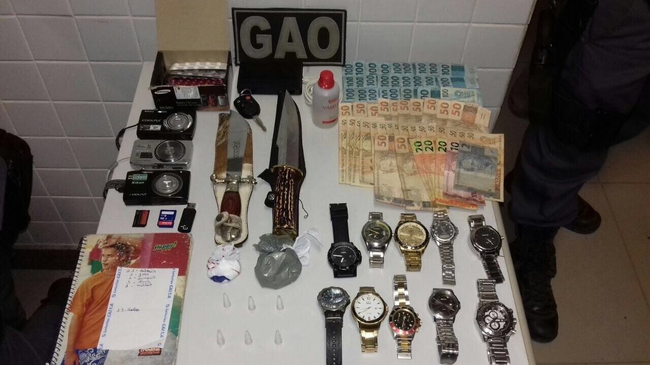 Além da cadeira de rodas que ficou para trás, os policiais encontraram dinheiro e um caderno de anotações do tráfico