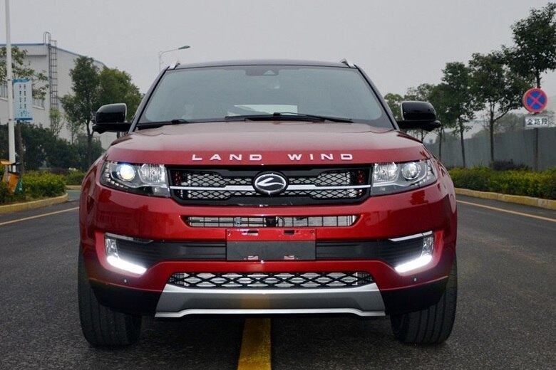 Já o seu "irmão gêmeo" Land Wind X7 foi lançado em 2014 e, querendo ou não, chamará a atenção nas ruas com o visual claramente copiado do inglês. Com um detalhe: a S.Auto diz que o modelo chinês será uma opção atraente tanto pelo acabamento, quanto pelo excelente custo/benefício e pela mecânica
