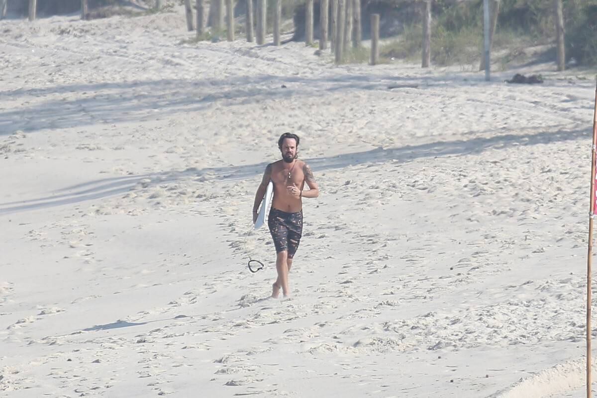 Paulinho Vilhena aproveitou o tempo livre para surfar na praia da Macumba, no Rio de Janeiro
