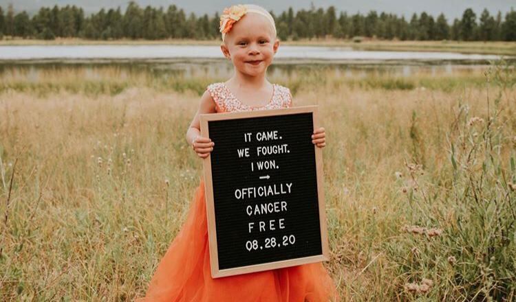 Menina comemora data que oficializou estar livre da doença