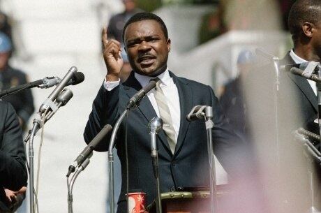 Oyelowo consegue ficar muito parecido e falar como King
