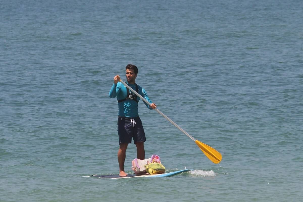 Bruno Gagliasso e Ricardo Pereira praticam stand up paddle na praia da Barra da Tijuca, no Rio