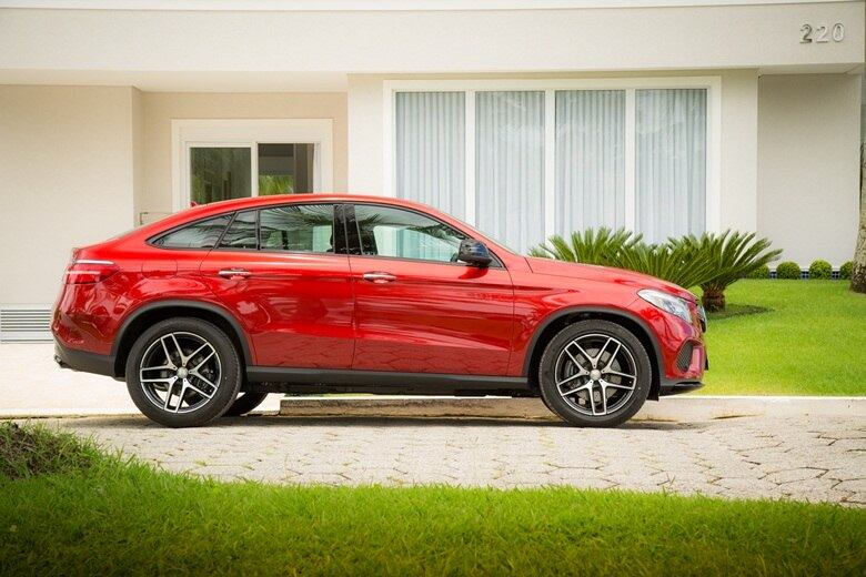 Também é bom deixar claro a nova nomenclatura para os SUV´s
da Mercedes. O GLE é o antigo ML, o GLC tem este nome porque deriva do sedã
Classe C. O mesmo ocorre com o GLA, do Classe A, e por aí adiante
