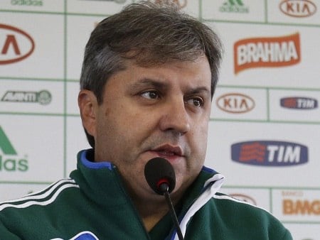 “Tirei para que pudessem esfriar a cabeça. Precisam entender que não
estão no meio do mato. É só tirar que a discussão para”, disse o
técnico, justificando a presença de Wesley fora do treino em campo
reduzido, realizando abdominais e atividades físicas na lateral do
gramado enquanto os colegas continuavam executando o trabalho técnico.
Mais tarde, o titular voltou ao treino