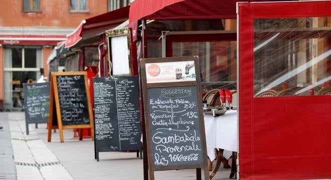 Restaurantes vazios em Nice: locais públicos serão fechados em toda a França