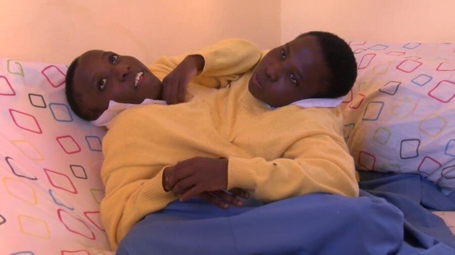 Os pais morreram depois de elas nascerem.
Elas foram adotadas pela ONG católica Maria
Consolata