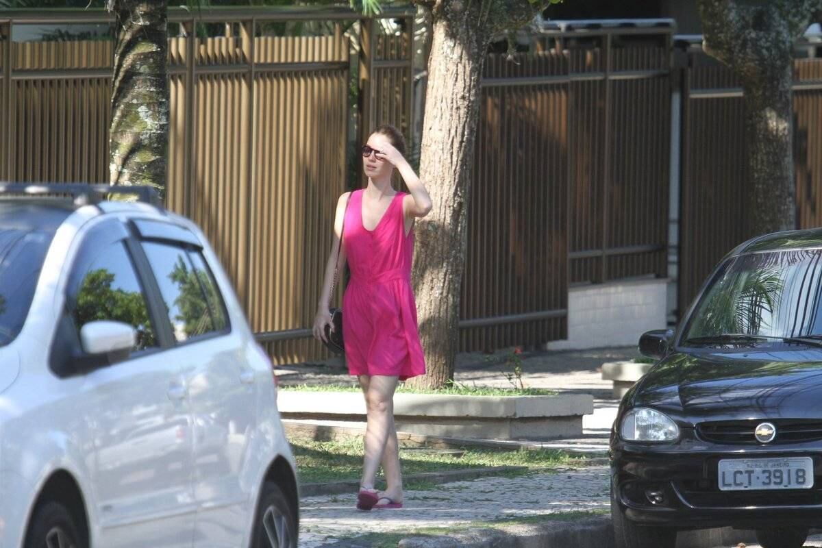 A atriz usava um vestidinho leve cor-de-rosa