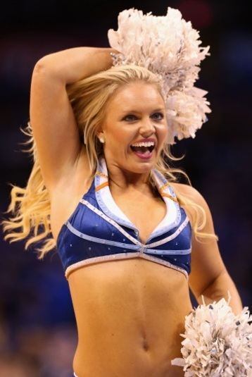 A cheerleader americana Kelsey Williams ganhou destaque na mídia dos
Estados Unidos ao protagonizar polêmica e ser chamada de “muito
gordinha” por um blog feminino. Kelsey é animadora de torcida da equipe
de basquete Oklahoma City Thunder e, apesar das criticas, deixa muito
marmanjo babando por aí