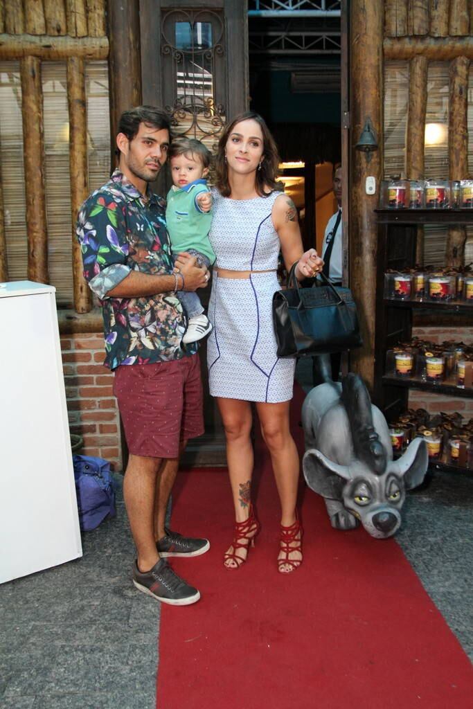 Juliano Cazarré levou a família para o aniversário