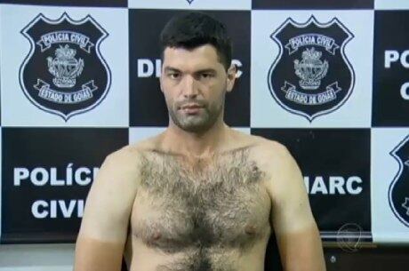 Na cela, suspeito leu quarenta revistas, sempre começando de trás para frente