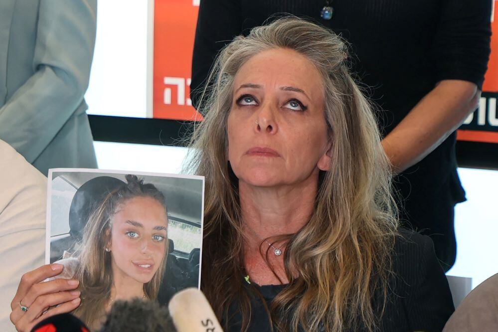 Keren Shem é mãe de Mia Shem, jovem de 21 anos que foi sequestrada pelo Hamas e que apareceu nesta segunda-feira (16) num vídeo divulgado pelo grupo terrorista. Por isso, a mãe de Mia deu uma entrevista coletiva nesta terça-feira (17), em Tel Aviv, Israel, e fez um apelo: "Eu imploro ao mundo para devolver meu bebê para mim"