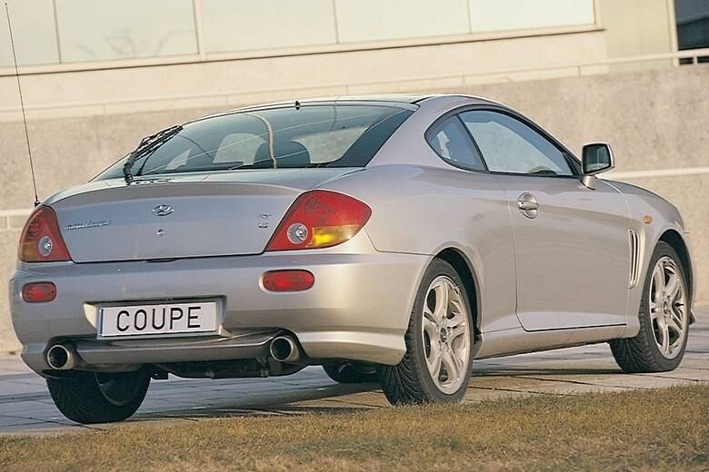 Na traseira, escapamento duplo e tampa do porta-malas em forma de aerofólio aumentam esportividade do modelo. Precisava de mais?