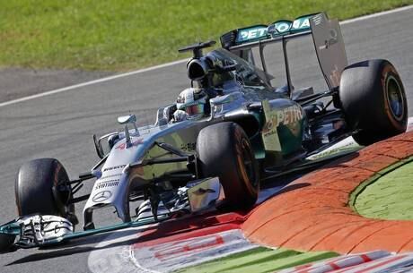 Hamilton dirige sua Mercedes para conquistar a pole-position
