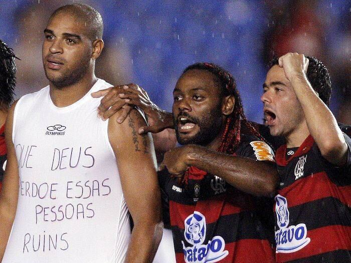 Companheiro de Adriano no Flamengo, na época, Vagner Love tinha em comum com o Imperador, além do faro de gol, a ligação com criminosos dos morros cariocas. Ele foi flagrado num vídeo durante uma festa, escoltado por traficantes armados com fuzis, e também teve de se explicar na delegacia
