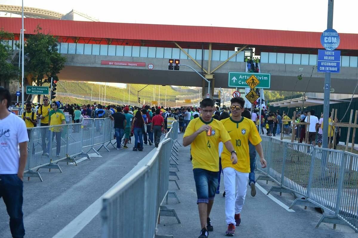 Houve muita discussão dos torcedores com os seguranças e havia muitas pessoas dentro da estação, já que a Polícia Militar fazia a primeira barreira