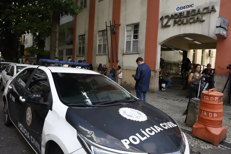 A 12ª Delegacia Policial investiga casos de estupro coletivo de uma adolescente ocorrido em Copacabana