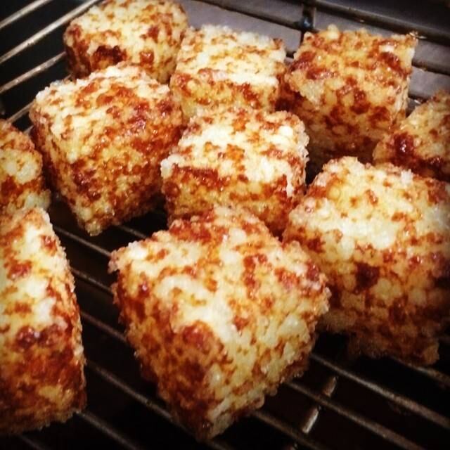 Dadinhos de tapioca. Dá pra resistir? Feitos pelo chef Rodrigo Oliveira, do Mocotó, só de olhar dá água na boca, não é mesmo? Siga ele também: @rodrigomocoto