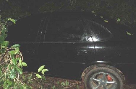 Carro foi abandonado às margens da BR-267