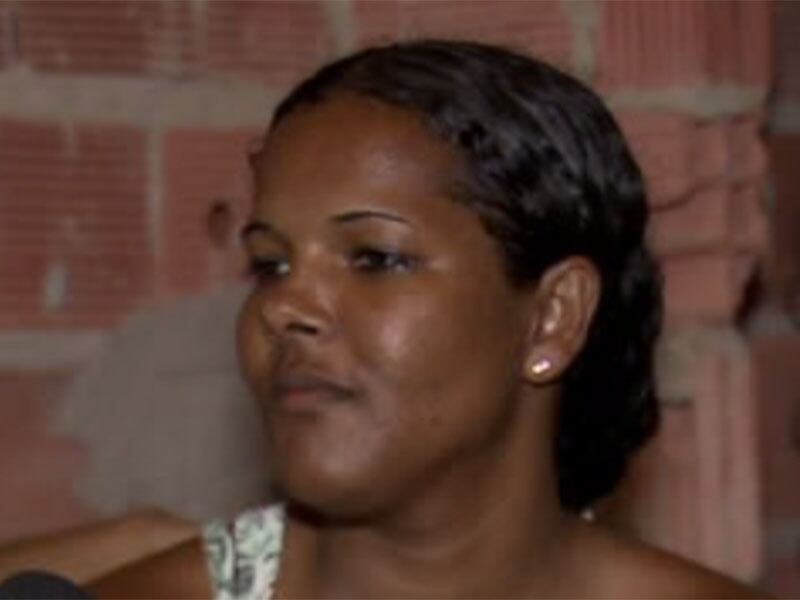 Renilda mora em Alagoinhas e lembra que quando a bolsa estorou foi informada de que na cidade não havia suporte necessário para ela e a filha. Seu marido a levou para Feira de Santana, onde teve a filha e seguiu internada. Quinze dias depois de internada, sua filha morreu e Renilda descobriu também que seu útero foi retirado. Ela considera que esse foi o golpe mais duro que a vida lhe deu.

— Essa é uma dor, um vazio que eu não desejo para mãe nenhuma. Quando a gente casa, a gente sonha em ter um filho
