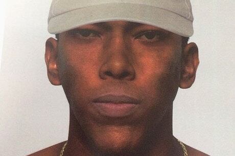 No dia do crime, o assaltante usava camisa polo vermelha, bermuda, sandálias e boné branco.