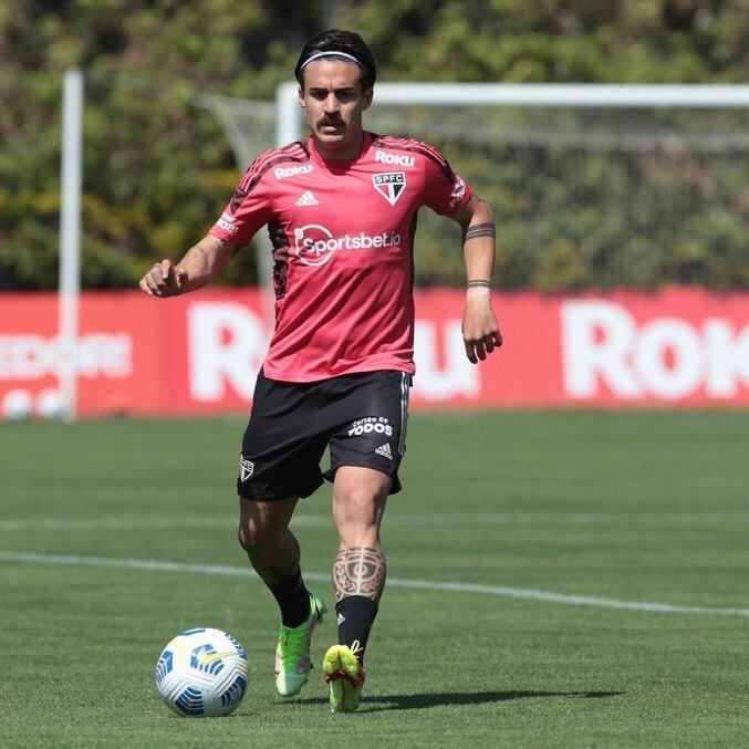 Gabriel, do São Paulo, treina no CT da Barra Funda