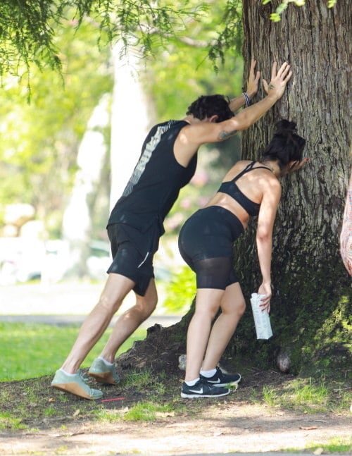 Camila e Shawn se alongaram e descansaram um pouco em uma das árvores do local. O casal recentemente completou 2 anos de namoro. A cantora se declarou nas redes sociais: "Um brinde a mais alegrias, mais amizade e mais amor". Shawn também publicou uma foto beijando Camila e escreveu uma mensagem: "Feliz 2 anos, meu amor"