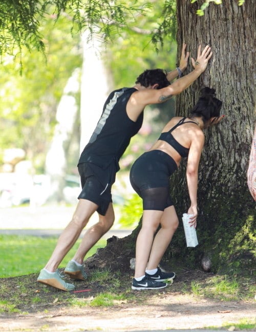 Camila e Shawn se alongaram e descansaram um pouco em uma das árvores do local. O casal recentemente completou 2 anos de namoro. A cantora se declarou nas redes sociais: "Um brinde a mais alegrias, mais amizade e mais amor". Shawn também publicou uma foto beijando Camila e escreveu uma mensagem: "Feliz 2 anos, meu amor"
