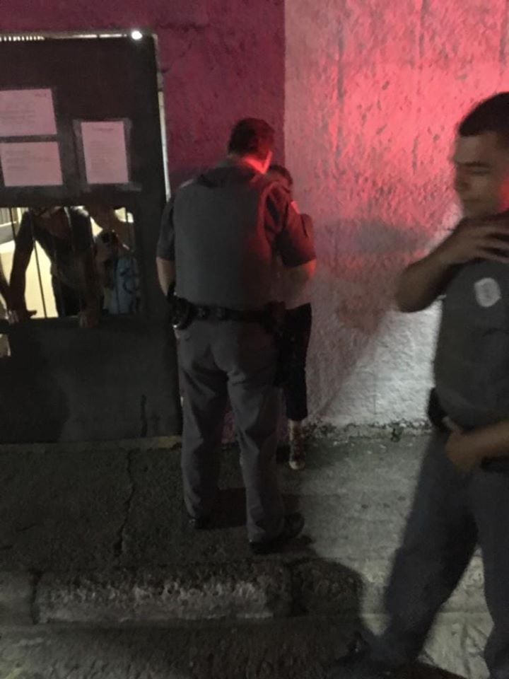 PM aborda professora da escola