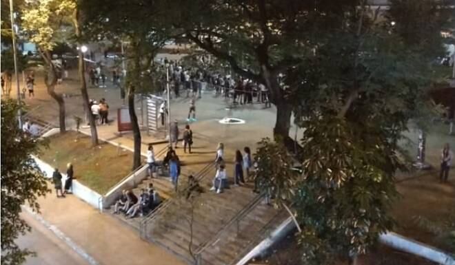 Vizinhos registraram a aglomeração e acionaram a polícia