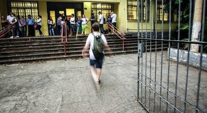 Estabelecer um diálogo: Os pais devem estabelecer uma linha de diálogo aberta com a diretoria de ensino para entender a maneira que cada escola trata o processo. Sinceridade e franqueza são importantes para que não haja problemas. Assim, as dúvidas dos pais serão respondidas com mais clareza e eles também saberão como seus filhos tem respondido a situação mais rapidamente