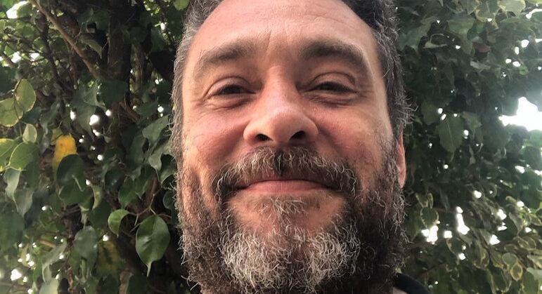 Com sorriso de quem concluiu mais uma etapa na vida, jurado compartilhou suas notas da pós-graduação