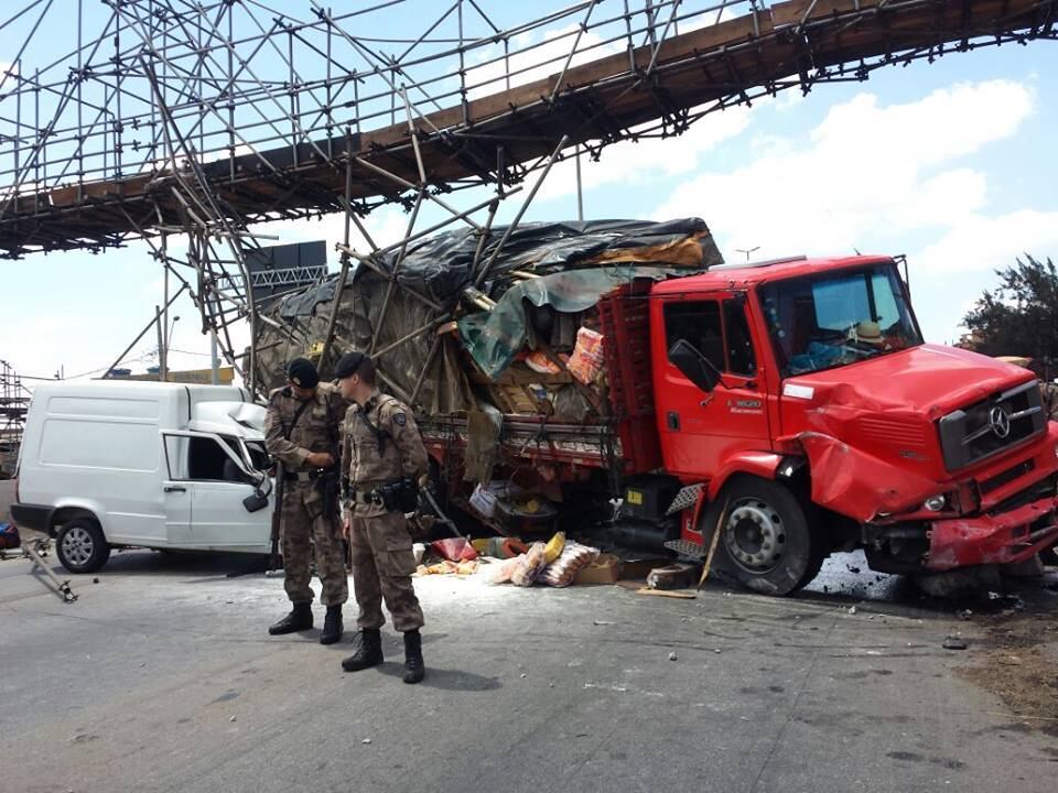 Um caminhão
desgovernado bateu em dois veículos e atingiu parte de uma passarela
improvisada do Anel Rodoviário, região noroeste de Belo Horizonte, no final da
manhã desta quarta-feira (8)