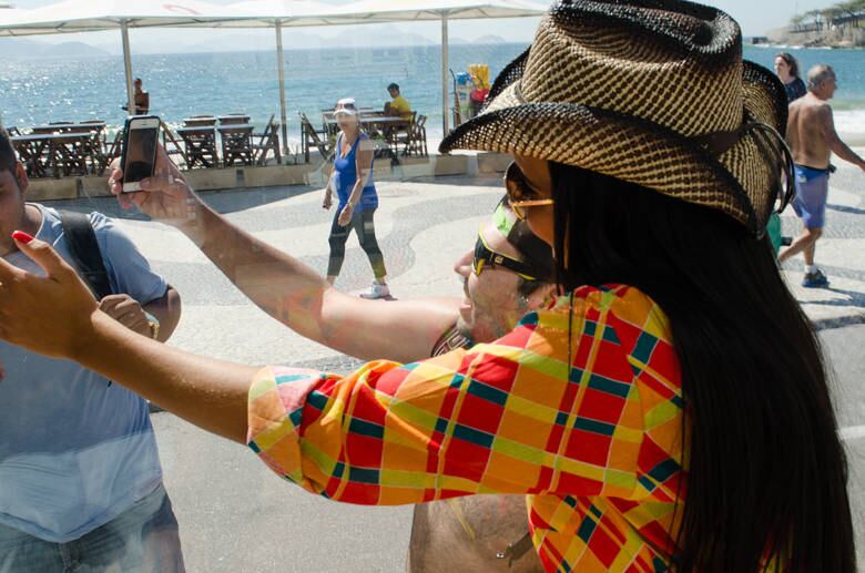 De dentro do caminhão, ela tirou selfies com os fãs...