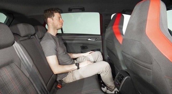 Mais convencionais, os bancos traseiros também trazem o tecido Interlagos quadriculado