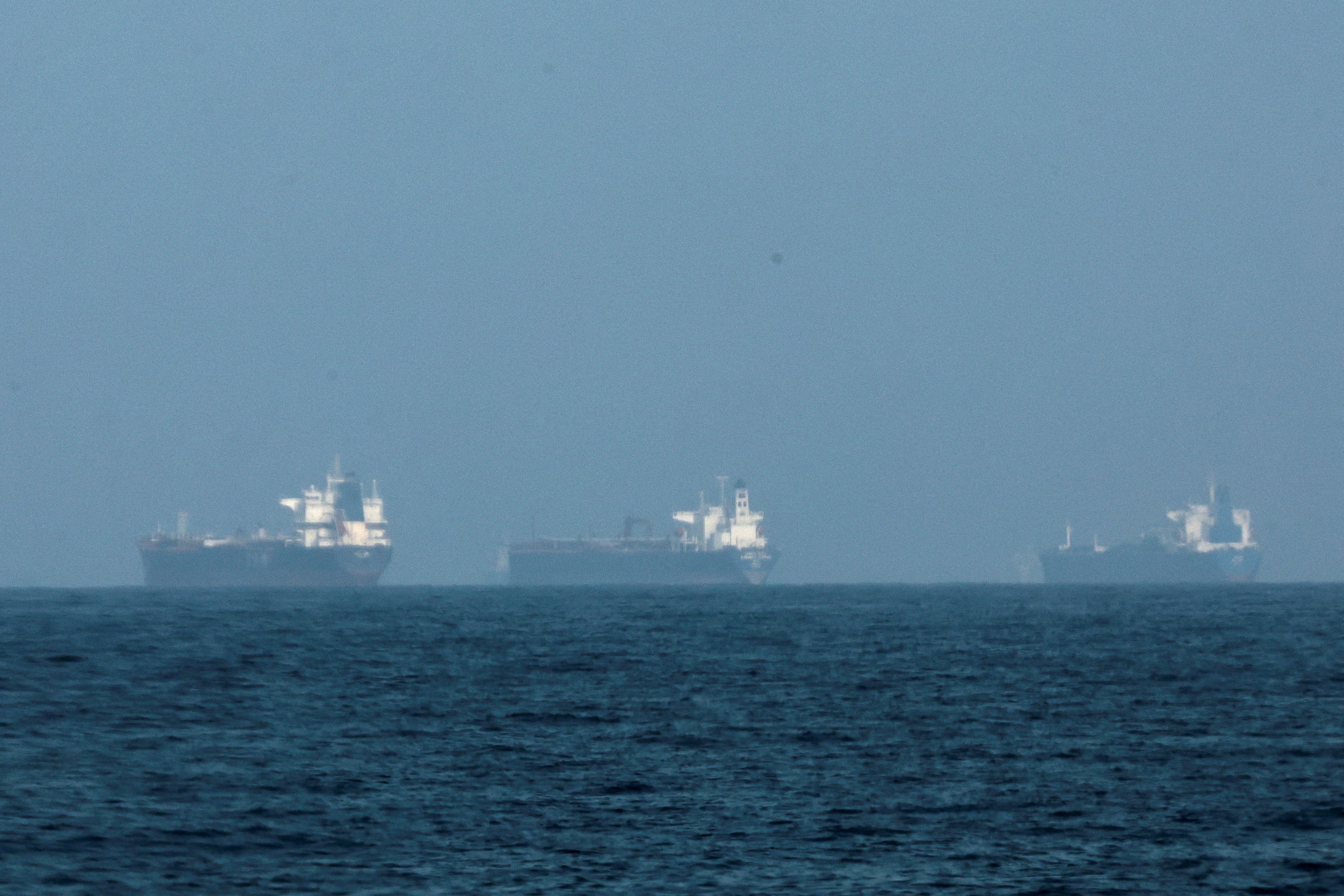 Navios-tanque na costa de Fujairah, nos Emirados Árabes Unidos