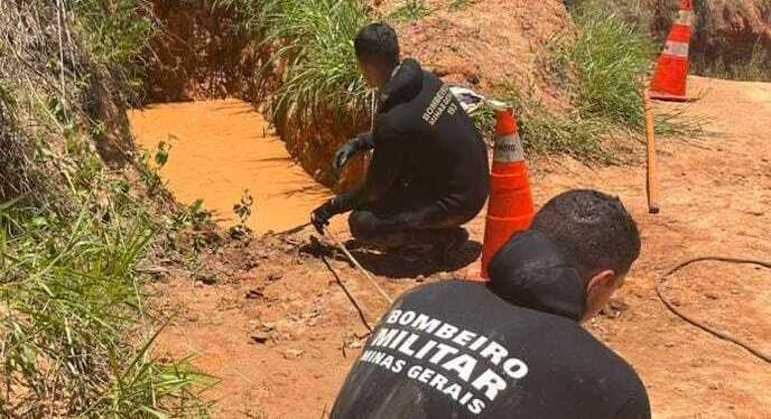 O homem viu uma vaca tentando sair de uma vala com água, entrou para ajudar e acabou morrendo