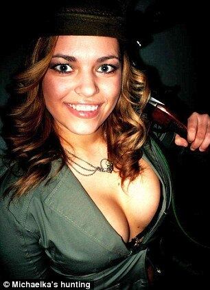 Além de personal trainer, Michaela também treina kick-boxing e atua como guia de outros caçados da Europa e África