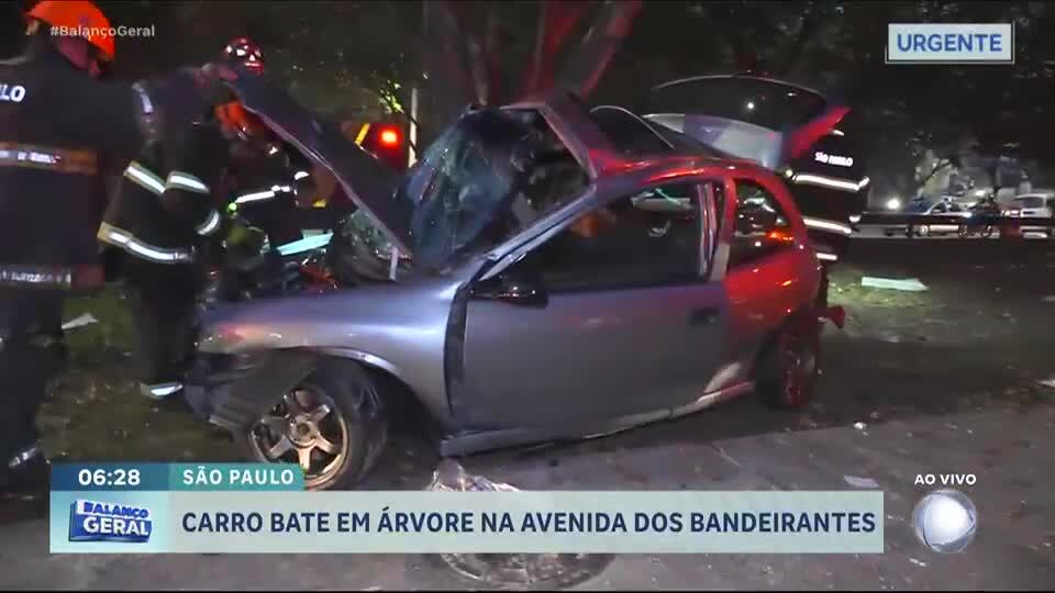 Carro modificado para ganhar velocidade bate em árvore na zona sul de São Paulo