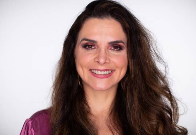 Se você escolheu Luiza Ambiel, está correto. A atriz e jornalista de 48 anos, nasceu em São Paulo e costuma dar dicas às colegas mais novas com base no que já viveu 