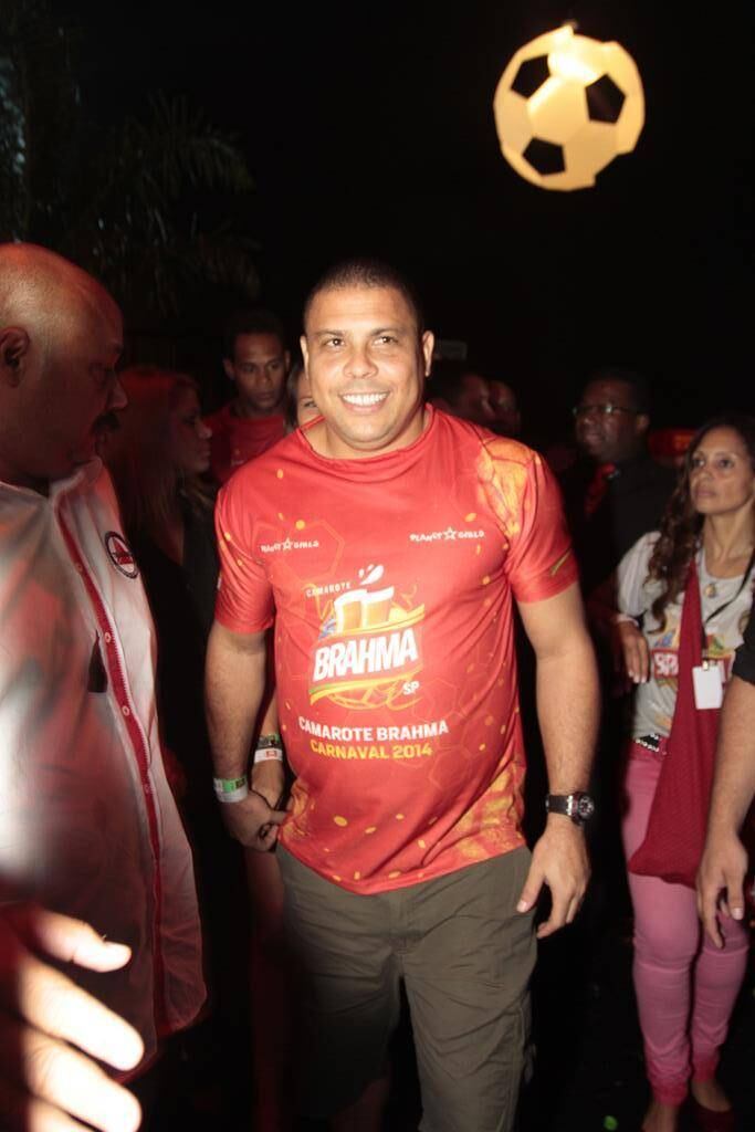 A folia já começou e, claro, os esportistas não ficam fora dela. Conhecido admirador do Carnaval, o ex-atacante Ronaldo "Fenômeno" apareceu em um camarote no Anhembi para acompanhar a primeira noite dos desfiles das escolas de samba de São Paulo