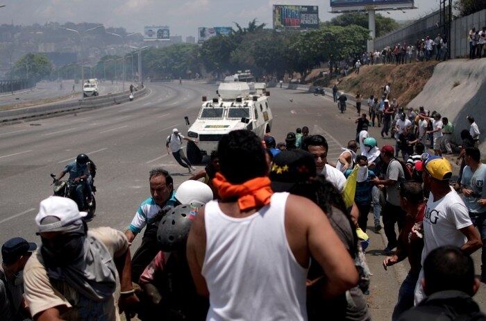 Na entrevista, o jovem venezuelano revelou que não esperava
passar por nenhum apuro quando decidiu ir até a base militar La Carlota — onde
a multidão de manifestantes não parava de crescer até que as tropas leais a Nicolás
Maduro chegassem para dispersá-la 