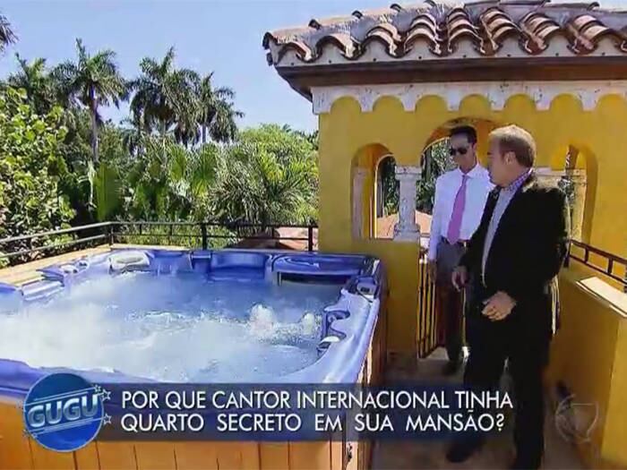 

Uma banheira de hidromassagem fica em local aberto no topo da mansão
