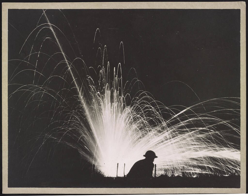 A imagem revela o momento da explosão de uma bomba de fósforo durante a 1ª Guerra. Os explosivos de fósforo branco, granadas e foguetes eram usados em larga escala pelas tropas dos Estados Unidos e do Reino Unido