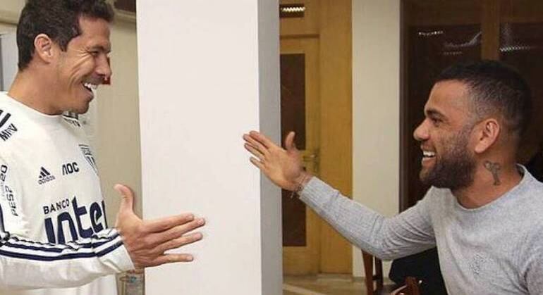 Daniel Alves. Ficou com o lugar no time e com a faixa de capitão de Hernanes