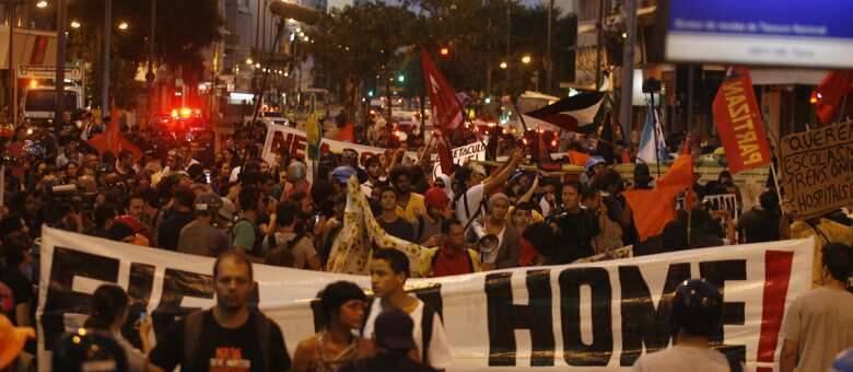 Manifestantes saíram da praça Saens Peña, na Tijuca, em direção ao estádio do Maracanã