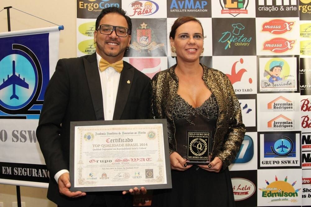 O R7 estava incluído na primeira lista de premiados, a do Prêmio Qualidade Top Brasil, promovida pela Academia Brasileira de Honrarias ao Mérito, dias atrás, em um hotel do bairro de Higienópolis, na região central de São Paulo. A academia é, digamos assim, uma entidade. Uma entidade mantenedora do Top Brasil e também de outras premiações honoríficas, entre elas a Soberana Ordem do Mérito Empreendedor Juscelino Kubistchek, fundada em 2002 “para celebrar o centenário desse grande empreendedor”, nas palavras de seu presidente, Regino Barros, o Comendador. 

Naquela lista de abertura do Top Brasil, fizeram honrada companhia ao nosso R7 (honra, aqui, os nobres amigos verão, é o termo definitivo) e a fábrica de quitutes Vovó Lela, a empresa de segurança System Security World Action Technology, a S.S.W.A.T – isso, a SSWAT, dali de Pirituba, na Maestro Arturo de Angelis. Leia mais