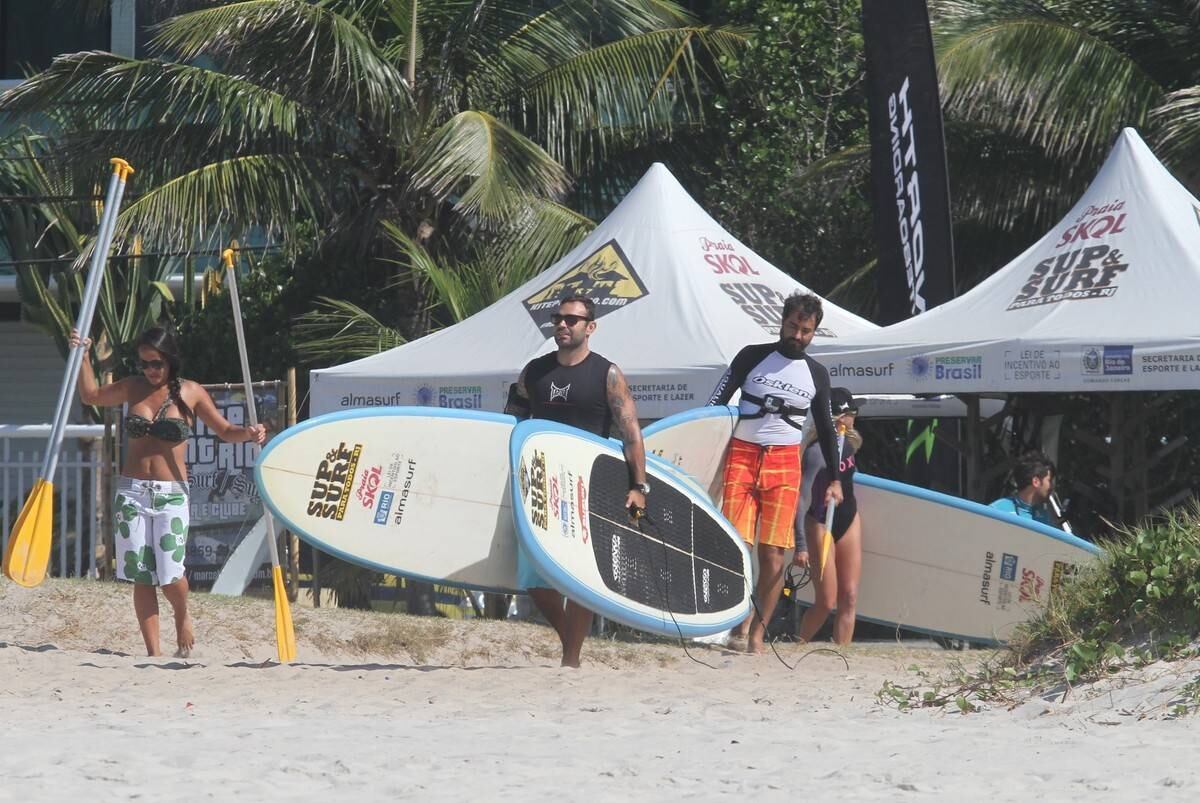 Bruno Gagliasso e Ricardo Pereira praticam stand up paddle na praia da Barra da Tijuca, no Rio